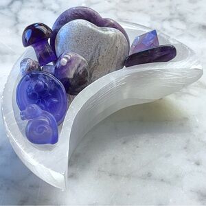 Selenite Crescent Moon Charging Dish, 2 Heart Palm / Worry Stones Snail Mushroom